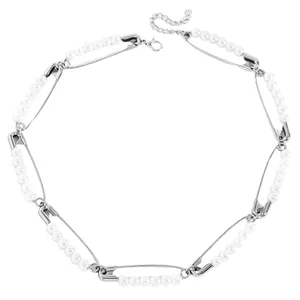 Collar tipo gargantilla de estilo industrial con imperdibles y perlas de imitación