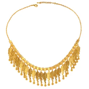 Elegante collana a frange di piume dorate con dettagli di perline pendenti su sfondo bianco
