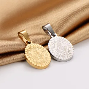 Nahaufnahme von religiösen Porträtanhängern in Gold und Silber auf feinem Gold-Satin