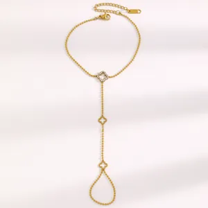 Bracelet de doigt en acier inoxydable doré avec breloques trèfle et chaîne à billes chic.