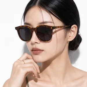 Lunettes de soleil tendance à monture écaille avec verres noirs sur un mannequin