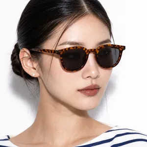 Lunettes de soleil unisexes tendance avec monture en écaille et verres noirs sur mannequin