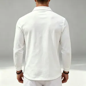 Vue arrière d'un polo blanc à manches longues pour hommes, style décontracté et golf