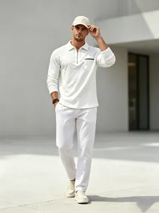 Polo à manches longues blanc pour hommes avec demi-zip et poche pour le golf et les loisirs.