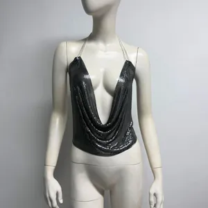 Vue détaillée d'un haut licou à paillettes métalliques argentées sur un mannequin