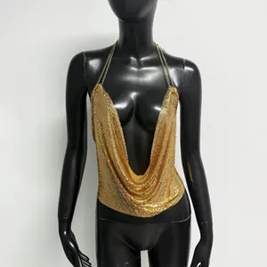 Détail d'un haut licou à paillettes métalliques dorées avec fines bretelles en chaîne