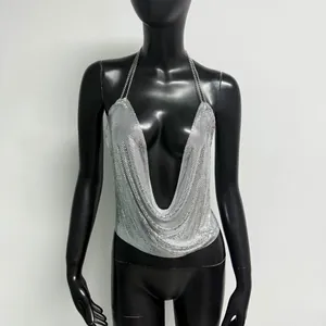 Détail d'un haut licou sexy en maille métallique argentée sur un mannequin noir