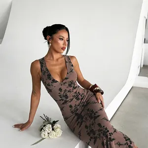 Robe longue d'été élégante sans manches avec col en V et imprimé floral cintré
