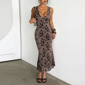 Robe longue élégante sans manches à col en V et imprimé fleuri mauve, coupe ajustée d'été.