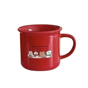 Tazza di Natale in ceramica rossa con graziose illustrazioni di orsi e conigli