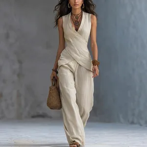 Modella che indossa un elegante top a portafoglio senza maniche e pantaloni di lino a gamba larga