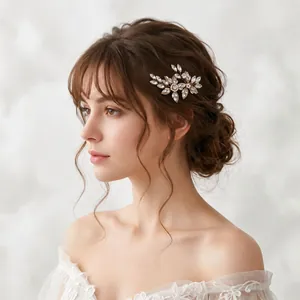 Vista laterale di una sposa con fermaglio per capelli a fiori in strass e perle in un raccolto