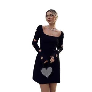 Abito nero in maglia slim fit con ritagli a cuore e scollo quadrato per donna