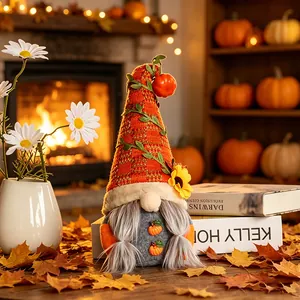 Gnome d'automne en peluche avec citrouille et tournesol dans un cadre automnal.