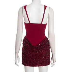 Vue arrière d'une robe moulante rouge sans manches avec jupe à paillettes sur mannequin