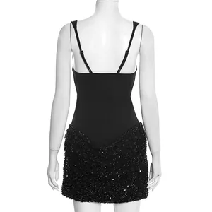 Vue arrière d'une mini-robe noire sexy à paillettes avec de fines bretelles réglables
