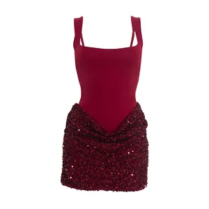 Robe moulante rouge élégante sans manches avec un design en patchwork de sequins brillants