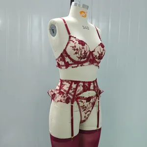 Set lingerie con ricamo floreale, reggicalze e calze abbinate color bordeaux.