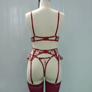 Vista posteriore di un set lingerie bordeaux ricamato con reggicalze e calze abbinate.