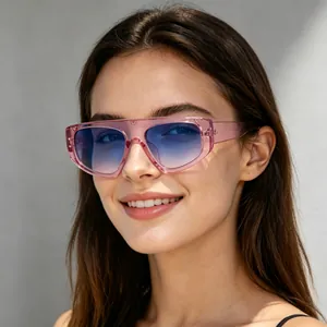 Gros plan détaillé de lunettes de soleil œil-de-chat roses à verres dégradés bleus