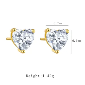 Close-up of S925 sterling silver heart-shaped stud earrings with dimensions and weight.