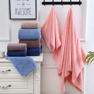 Detailansicht farbenfroher, dicker, weicher Handtücher in einem modernen Badezimmer-Interieur.