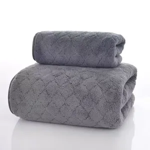 Detailansicht eines extrem saugfähigen weichen grauen Handtuchsets mit hochwertiger Randeinfassung
