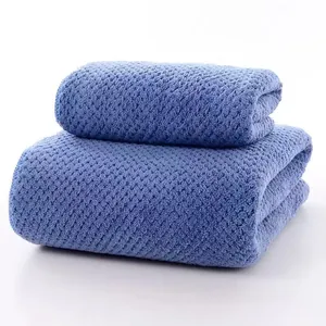 Nahaufnahme dicker blauer Handtücher mit Wabenstruktur und weichem, saugfähigem Material