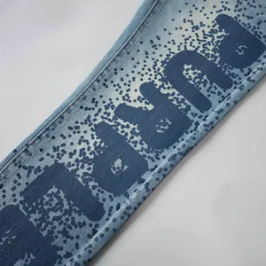 Gros plan détaillé d'un jean en denim bleu clair ajusté avec un motif d'encre unique