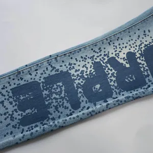 Gros plan détaillé d'un jean bleu clair avec un imprimé éclaboussures bleu marine