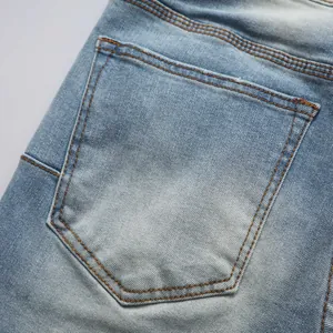 Gros plan de la poche arrière d'un jean en denim extensible bleu clair et ajusté
