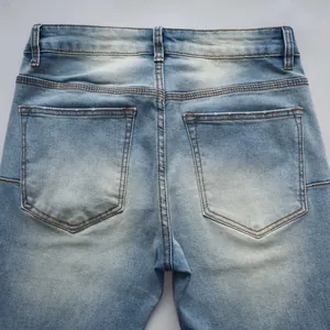 Vue rapprochée des poches arrière et de la taille d'un jean slim bleu clair pour homme