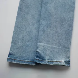 Gros plan sur l'ourlet et le bas d'un jean en denim extensible pour hommes ajusté