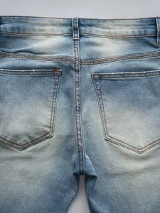 Jean en denim bleu clair coupe ajustée pour homme avec coutures de poches arrière