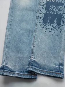 Gros plan d'un jean slim pour homme avec un imprimé éclaboussures bleu foncé unique