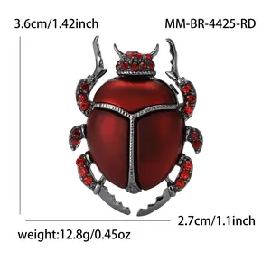 Vista macro di una spilla a scarabeo in smalto rosso con dimensioni 3,6 cm per 2,7 cm e peso