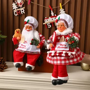 Vue détaillée des figurines de Noël Père et Mère Noël chef pour décoration de table festive