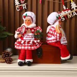 Détail de poupées chefs de Noël assises sur une boîte en bois pour la décoration