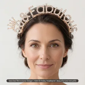 Nahaufnahme eines funkelnden 50 & Fabulous Strass-Stirnbands auf einem lächelnden Model