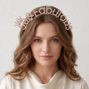 Nahaufnahme eines eleganten Haarreifens aus Roségold mit 50 & Fabulous Strasssteinen