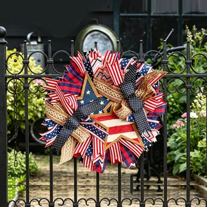 Couronne patriotique du 4 juillet faite main avec rubans étoiles et rayures sur clôture