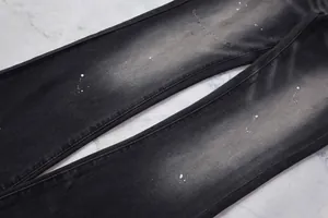 Gros plan détaillé du jean évasé en denim noir avec motif d'éclaboussures de peinture