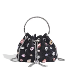 Sac seau de soirée luxueux orné de strass multicolores avec pompons en noir