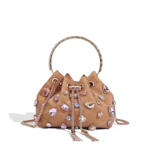 Petit sac seau de soirée marron avec cristaux multicolores et poignée anneau doré