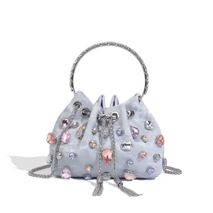 Sac seau élégant en satin bleu clair avec cristaux colorés et poignée métallique