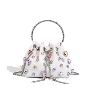 Sac de soirée seau blanc élégant orné de strass avec poignée en métal et pompons