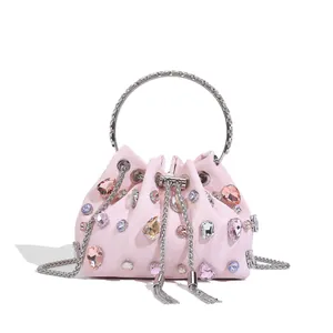 Sac de soirée seau rose élégant orné de cristaux colorés et d'une poignée anneau argent