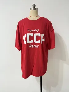 T-shirt rouge oversize à col rond avec imprimé soviétique CCCP sur mannequin