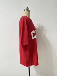 Vue de profil d'un t-shirt rouge oversize style boyfriend avec imprimé lettre C