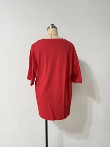 Vue arrière d'un t-shirt rouge oversize à col rond présenté sur un mannequin de couture